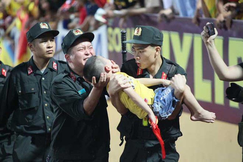 Chiến sĩ CSCĐ sơ cứu kịp thời cháu bé bị lên cơn động kinh