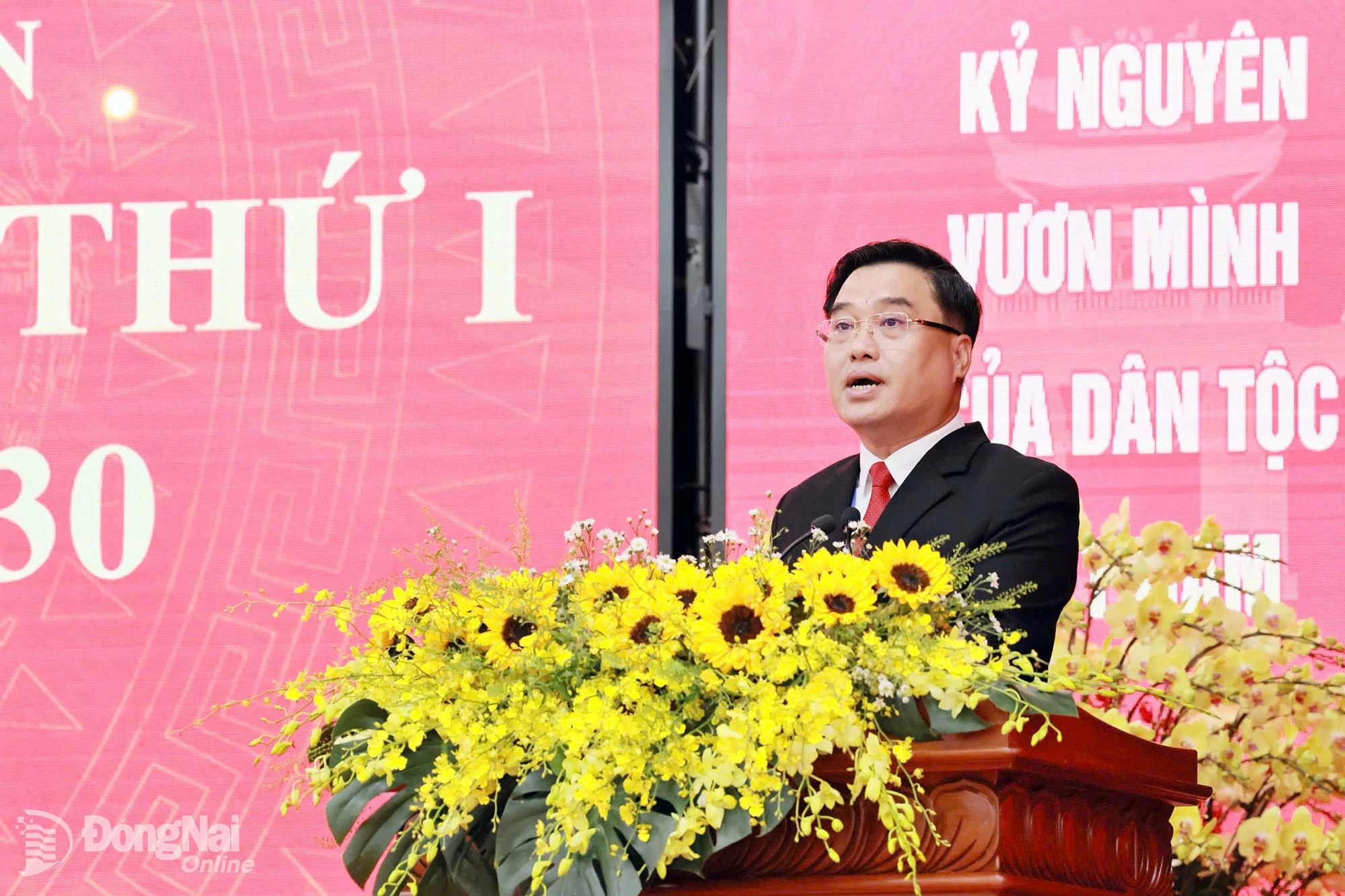 Comrade Ho Van Nam, Member of the Provincial Party Standing Committee, Party Secretary, Chairman of the Peoples Council of Tran Bien Ward delivered the opening speech at the congress. Photo: Cong Nghia
