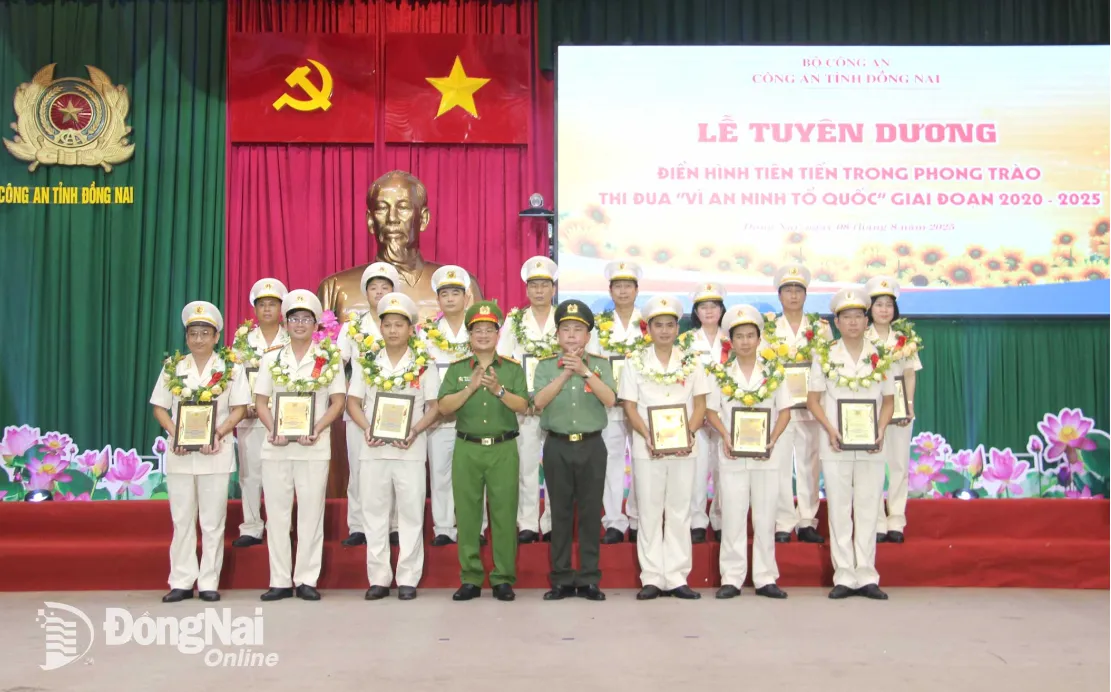 Representatives of the commended collectives. Photo: Trần Danh