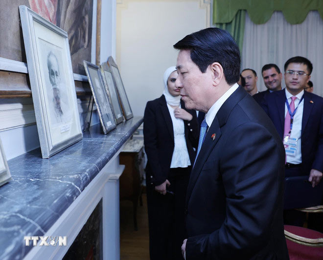 Chủ tịch nước Lương Cường xem bức chân dung Chủ tịch Hồ Chí Minh được bày trong phòng khách của cố Tổng thống Ai Cập Gamal Abdel Nasser. (Ảnh: Lâm Khánh/TTXVN)
