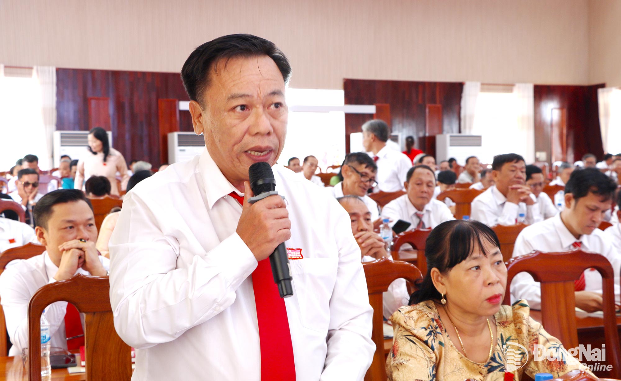 Delegates discuss and contribute opinions to the higher-level congress documents. Photo: Xuan Tuc