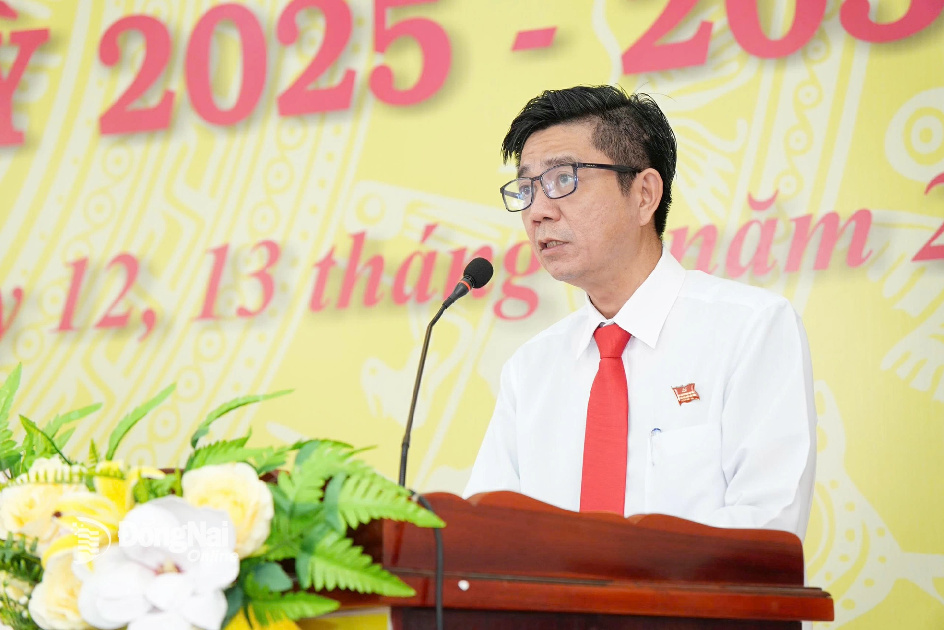 Vo Hoang Phuong, Secretary of the Party Committee and Chairman of the Nam Cat Tien Commune People’s Council, delivers the opening speech at the congress. Photo: Minh Tai