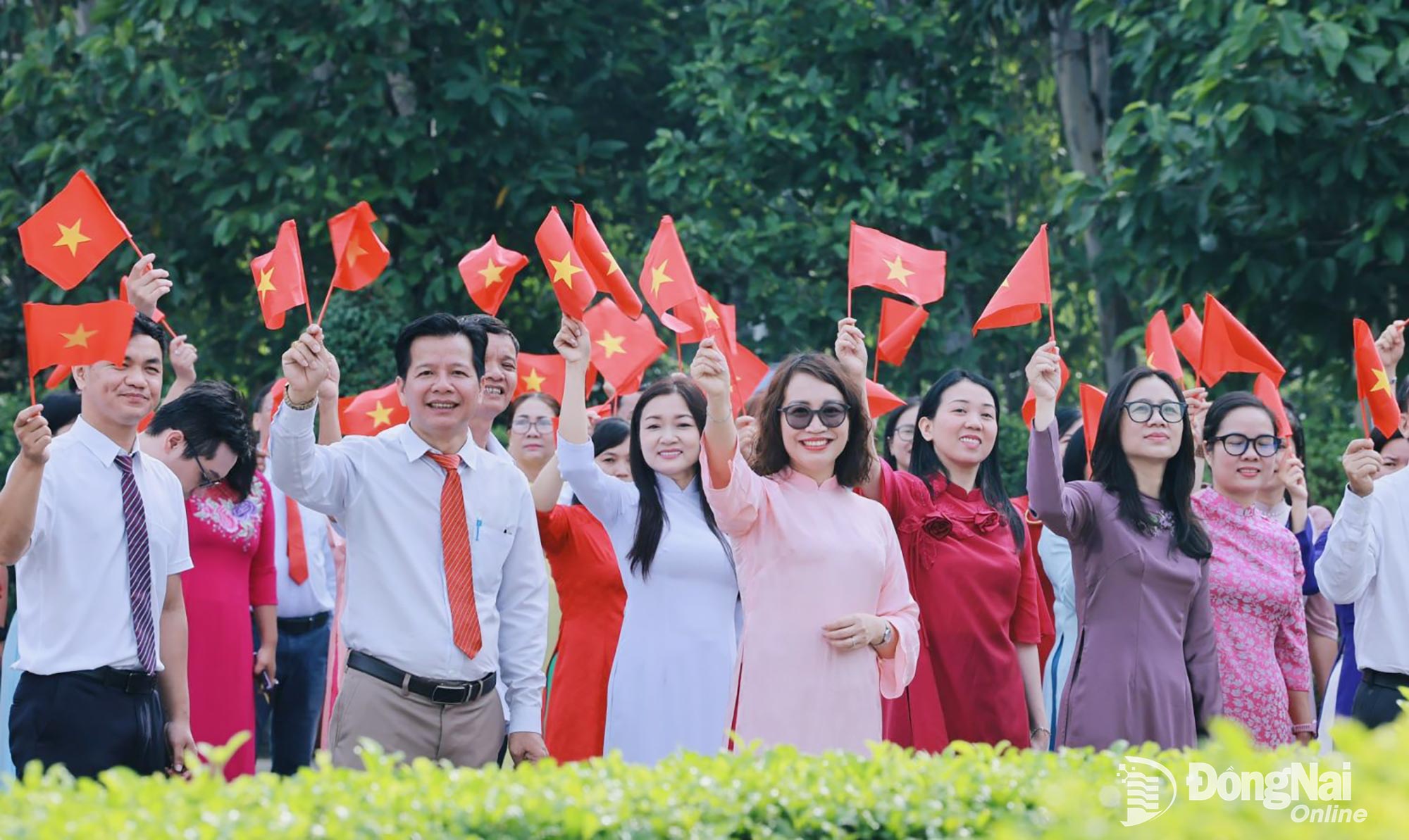 The Editorial Board, officials, reporters, editors, employees, and collaborators of Dong Nai Newspaper and Radio, Television respond to the great celebration of 80 years of the successful August Revolution and National Day (September 2). Photo: Cong Nghia

