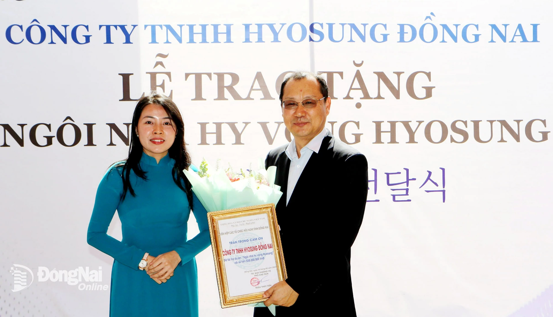 Vice Chairwoman of the Provincial Union of Friendship Organizations, Tran Thuy Tien, presents a certificate of appreciation to Bae In Han, General Director of Hyosung Dong Nai Co., Ltd. Photo: Van Truyen
