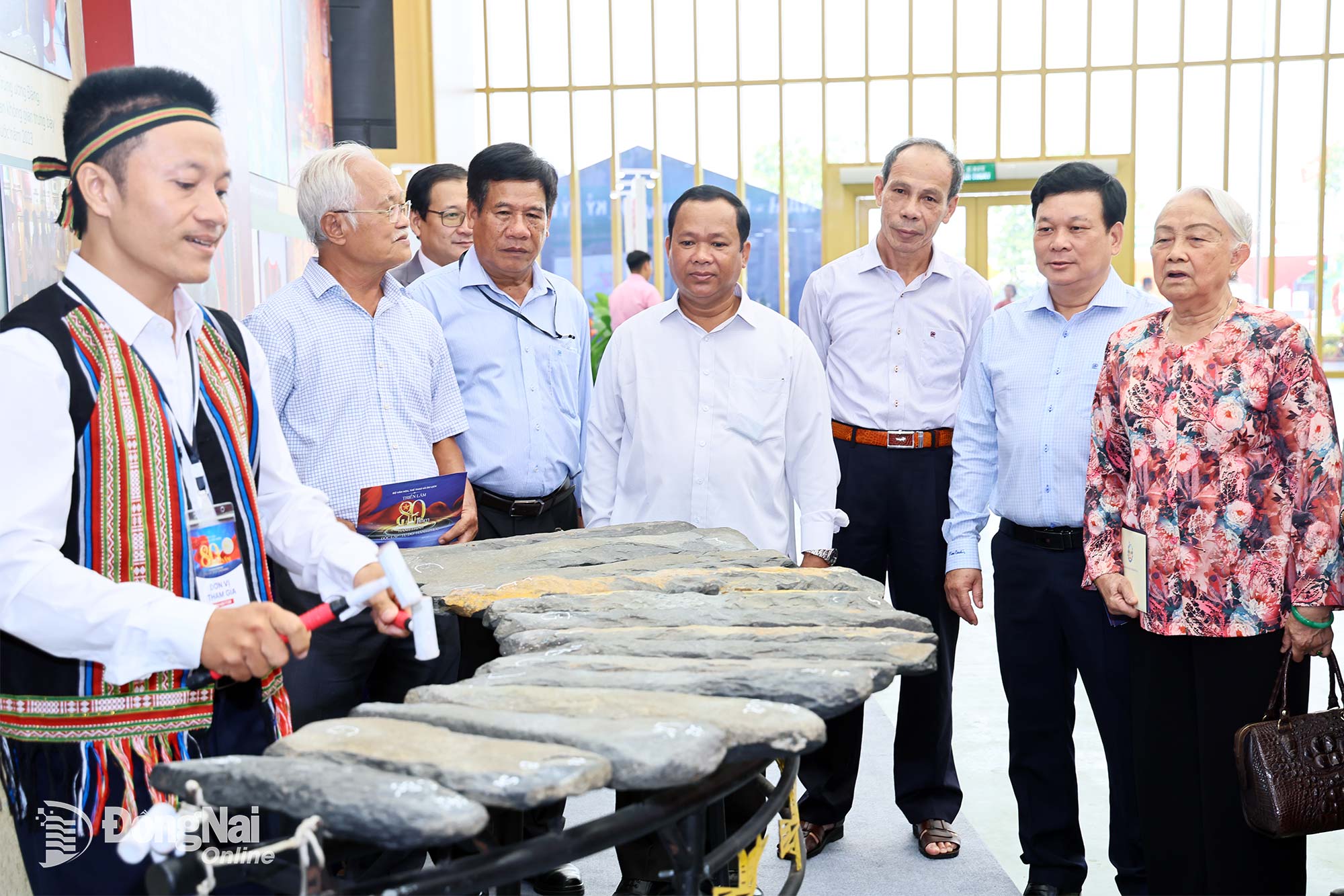 Đại biểu Quốc hội tỉnh Đồng Nai qua các thời kỳ nghe nghệ nhân biểu diễn đàn đá, một bảo vật quốc gia của tỉnh Đồng Nai. Ảnh: Công Nghĩa