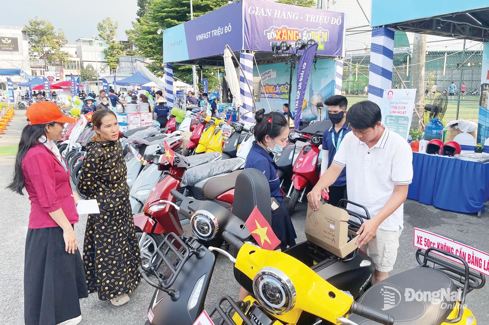 Người dân tham quan, tìm hiểu các mẫu xe điện để lựa chọn phương tiện phù hợp.