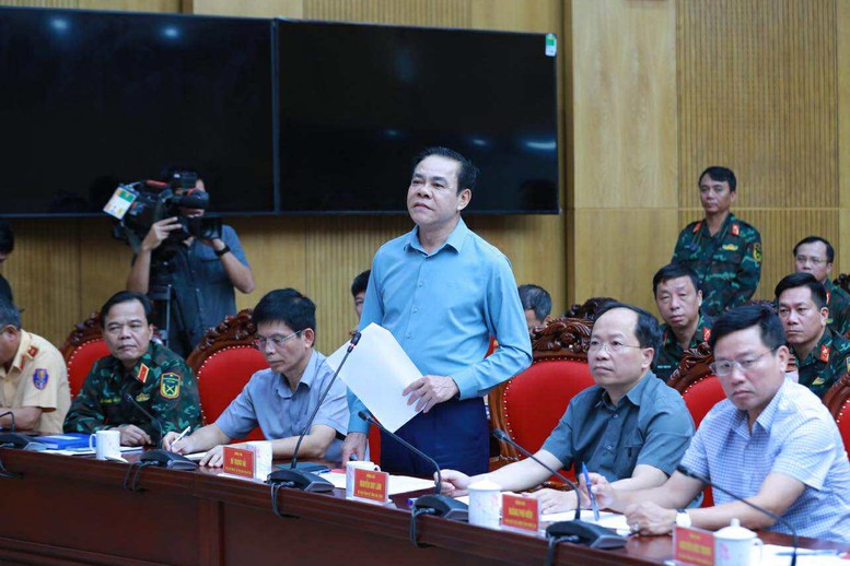 Chủ tịch UBND tỉnh Hà Tĩnh Võ Trọng Hải báo cáo về tình hình ứng phó cơn bão trên địa bàn - Ảnh: VGP/Minh Khôi