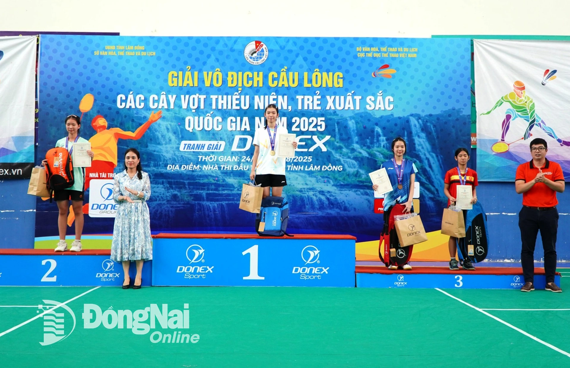 Vận động viên Đồng Nai Nguyễn Thị Thu Huyền trên bục nhận huy chương vàng đơn nữ U.15 tuổi. Ảnh: ĐVCC