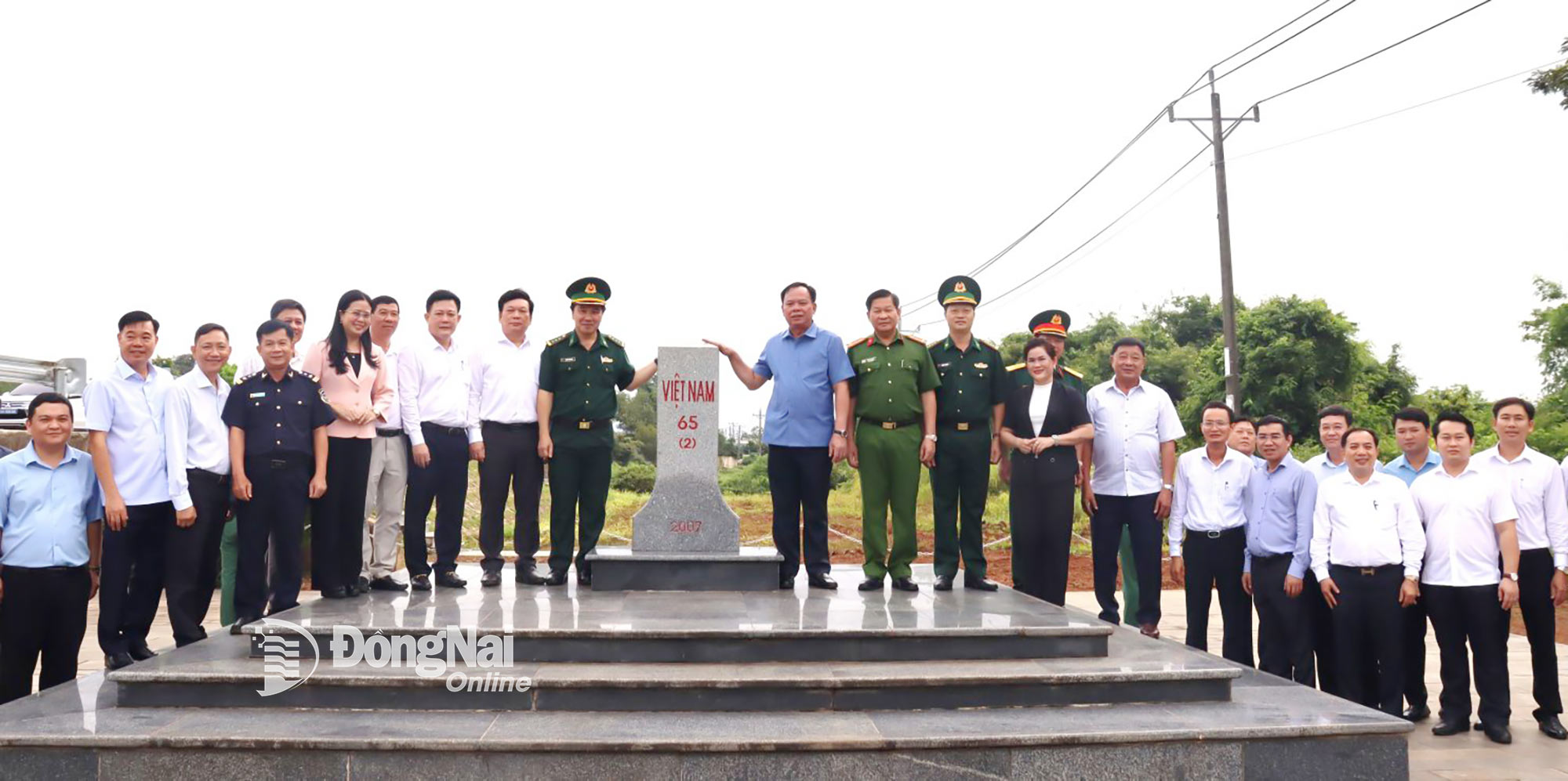 The working delegation visits and take photos at national sovereignty landmark. Photo: Nguyet Ha