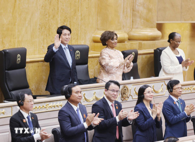 Chủ tịch nước Lương Cường phát biểu chính sách với các Nghị sỹ Quốc hội Angola. (Ảnh: Lâm Khánh/TTXVN)
