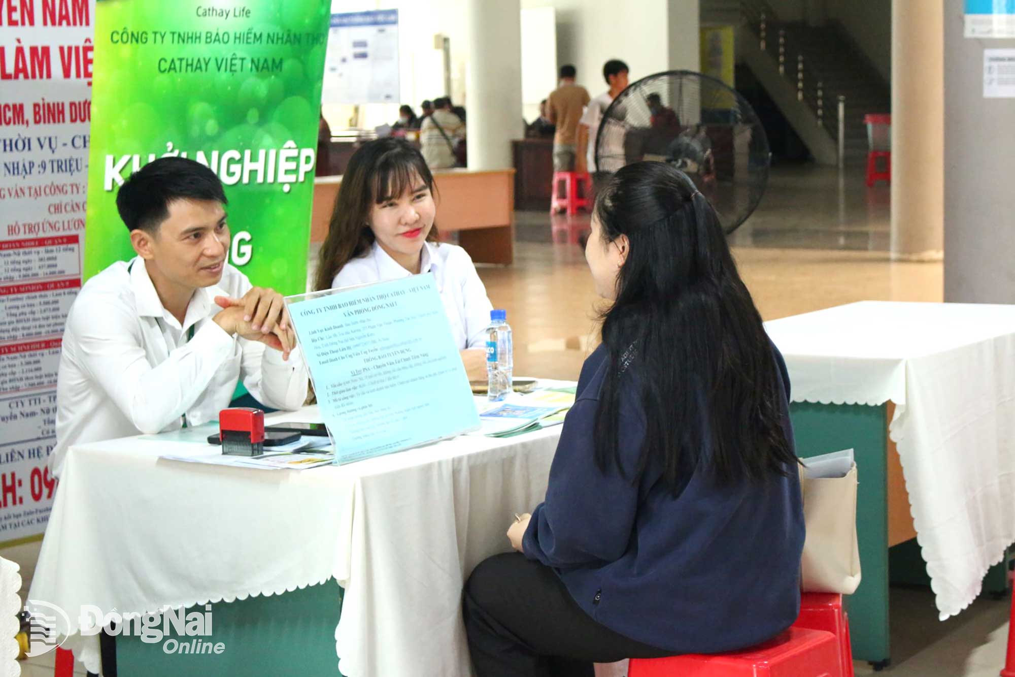 Businesses interview workers at the 9th Job Fair. Photo: N.Hoa