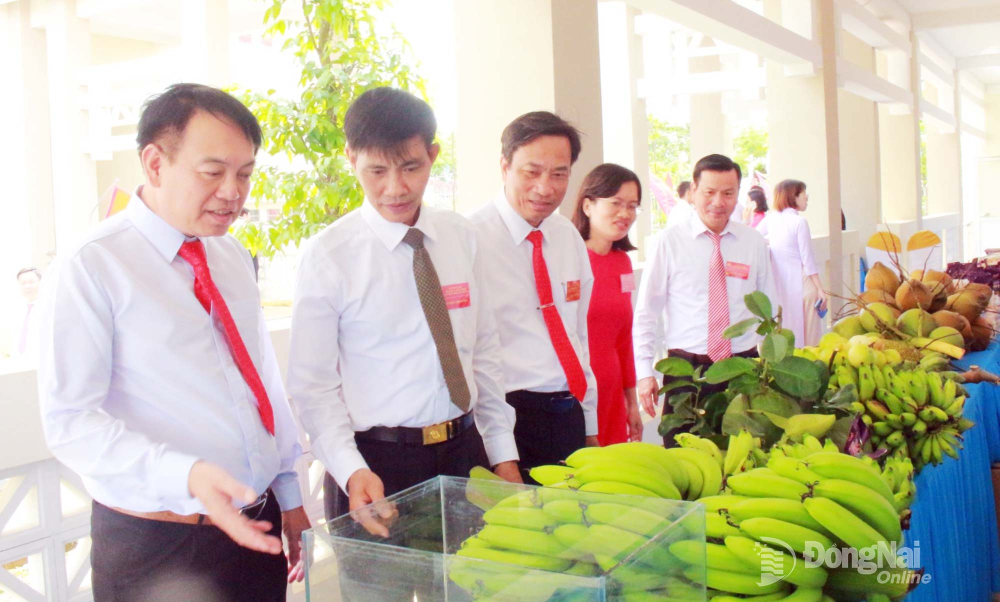 Delegates visit and learn about booths showcasing the commune’s signature products. Photo: Nguyen Hoa



