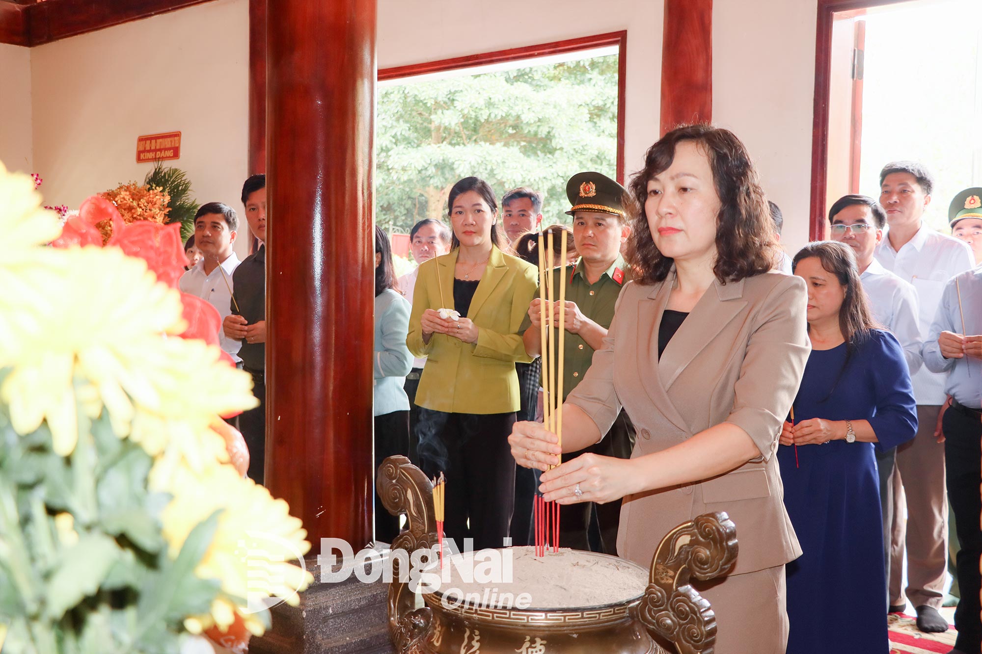 Huynh Thi Hang, Deputy Secretary of the Provincial Party Committee, Chairwoman of the Vietnam Fatherland Front Committee of Dong Nai province, offers incense at the Temple of President Ho Chi Minh and the leaders of the Command Headquarters for the Liberation Army of South Vietnam. Photo: Xuan Tuc