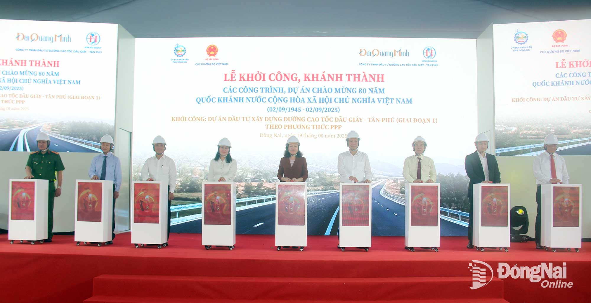 Các đại biểu thực hiện nghi thức nhấn nút khởi công dự án. Ảnh: Hải Quân