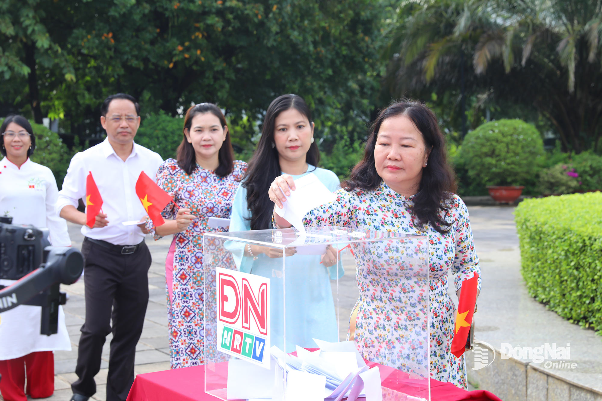 Ban Biên tập, phóng viên, biên tập viên, người lao động và cộng tác viên chuyên trách của Báo và Phát thanh, Truyền hình Đồng Nai ủng hộ nhân dân Cuba. Ảnh: Huy Anh
