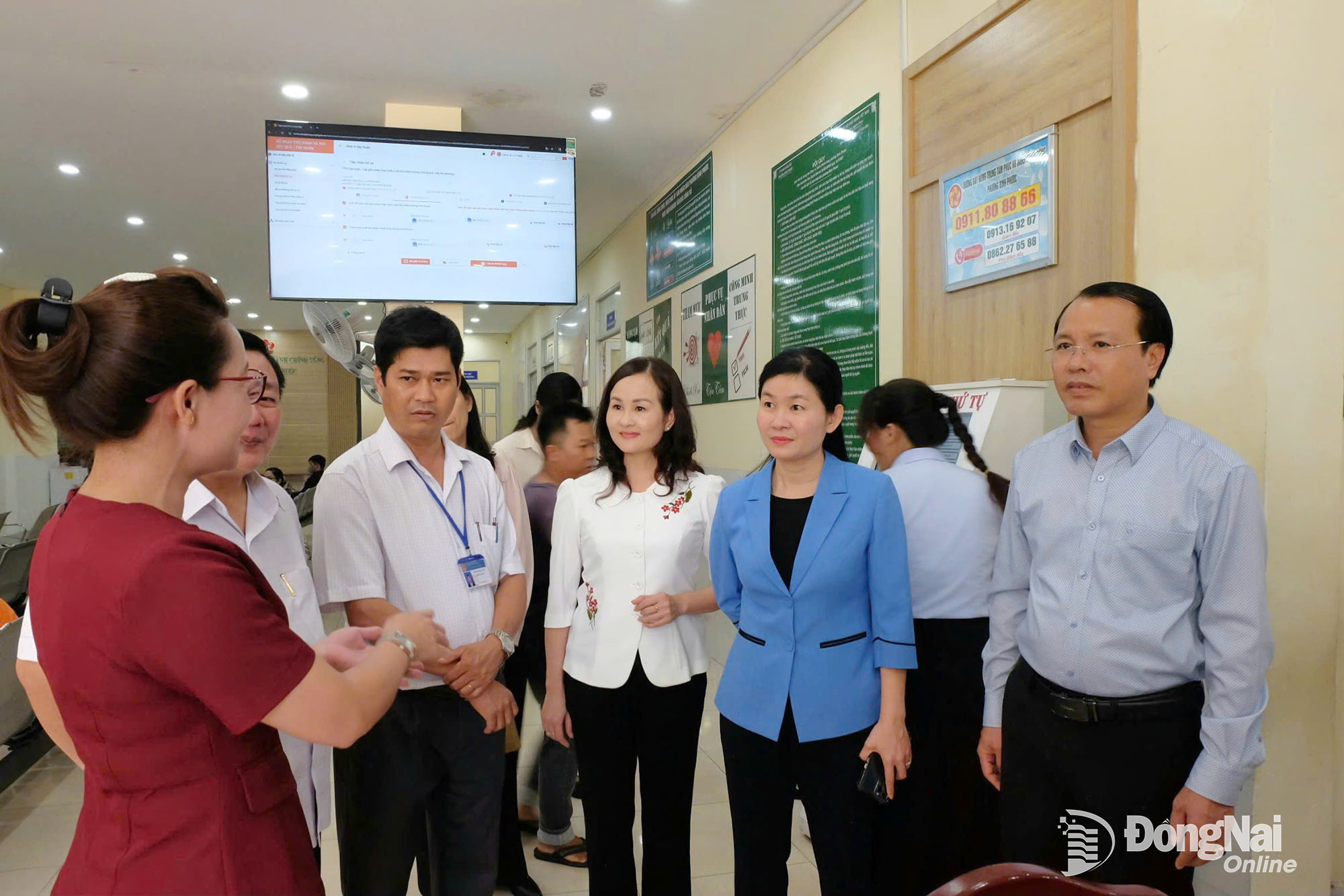 A working delegation of the Dong Nai Provincial Party Committee visits the Public Administration Service Center of Binh Phuoc ward. Photo: Quang Xuan