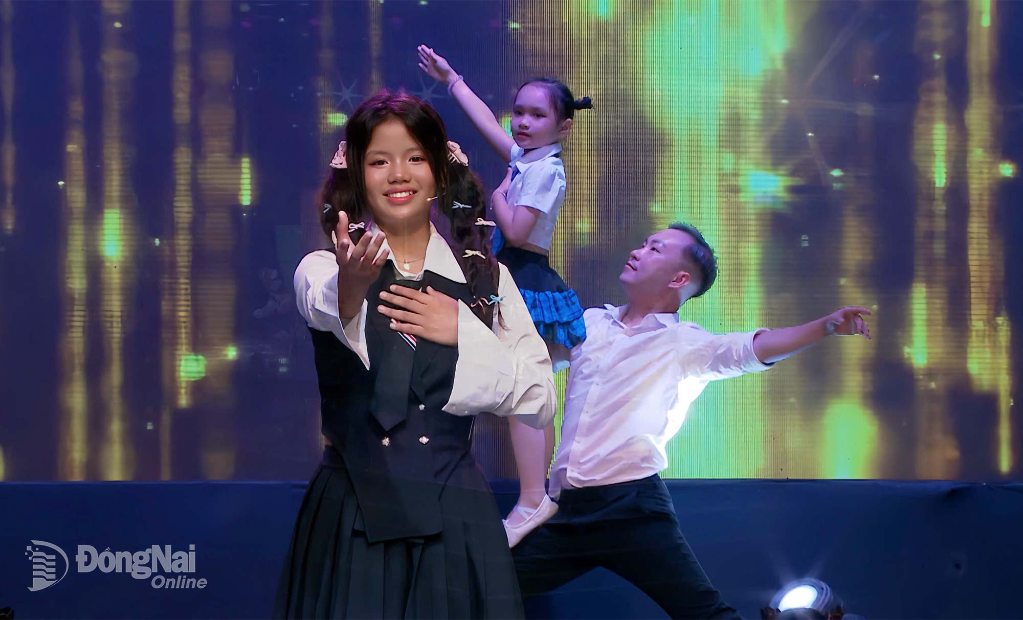 Thảo Nguyên thể hiện ca khúc “Người lái đò thầm lặng”, sáng tác của thầy Hà Công Chính tại sân khấu Nhà hát Báo và Phát thanh, Truyền hình Đồng Nai. Ảnh: Minh Vương