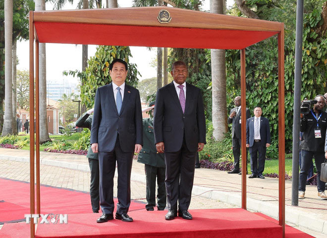 Chủ tịch nước Lương Cường và Tổng thống Angola João Manuel Gonçalves Lourenço nghe quân nhạc cử Quốc thiều hai nước. (Ảnh: Lâm Khánh/TTXVN)
