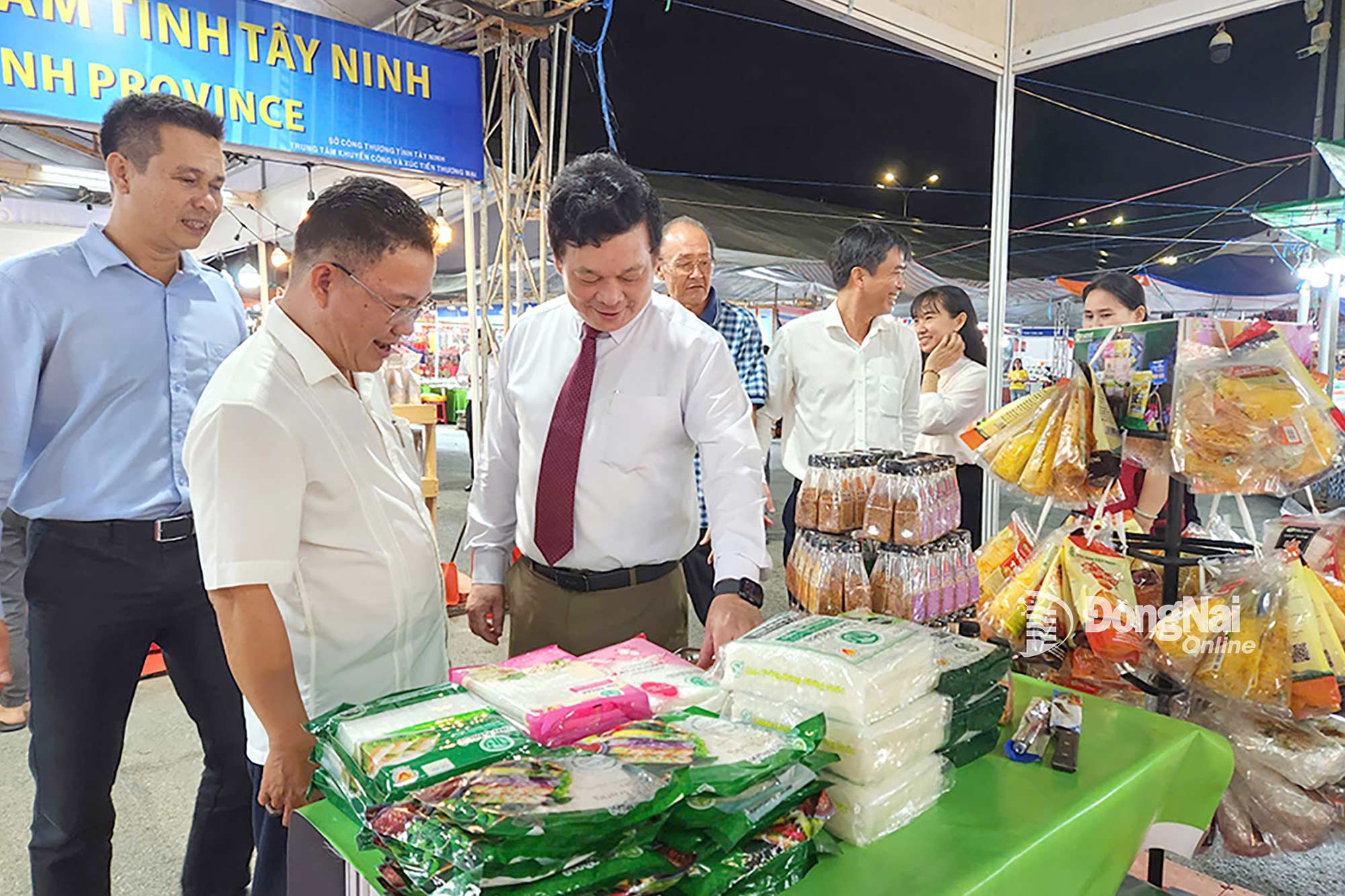 Member of Provincial Party Committee, Director of Dong Nai Department of Industry and Trade Vu Ngoc Long visits the booths at the fair. Photo: Hai Quan