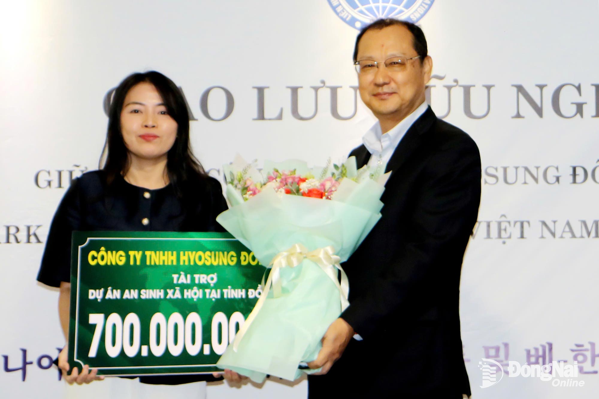 Bae In Han, General Director of Hyosung Dong Nai Co., Ltd., presents a symbolic sponsorship grant of 700 million VND to Dong Nai Province to support social welfare efforts. Photo: Van Truyen