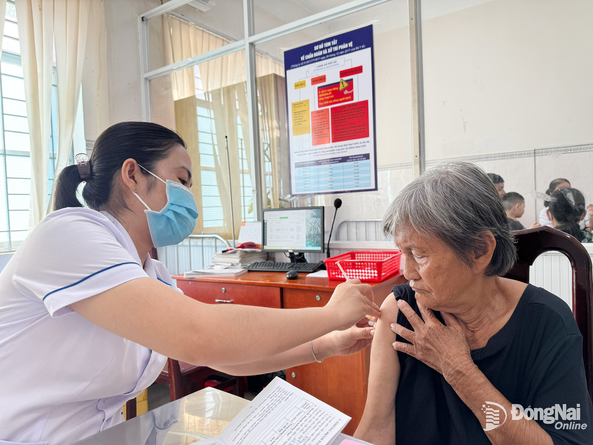 Nhân viên y tế Trung tâm Kiểm soát bệnh tật tỉnh tiêm vaccine phòng bệnh dại cho người dân. Ảnh: Hạnh Dung
