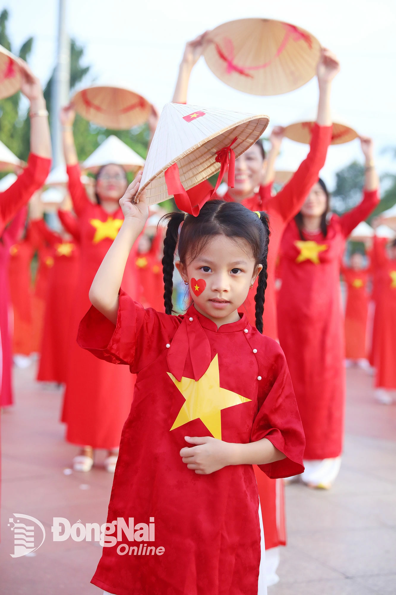 Many children take part in the synchronized artistic formation program. Photo: Huy Anh