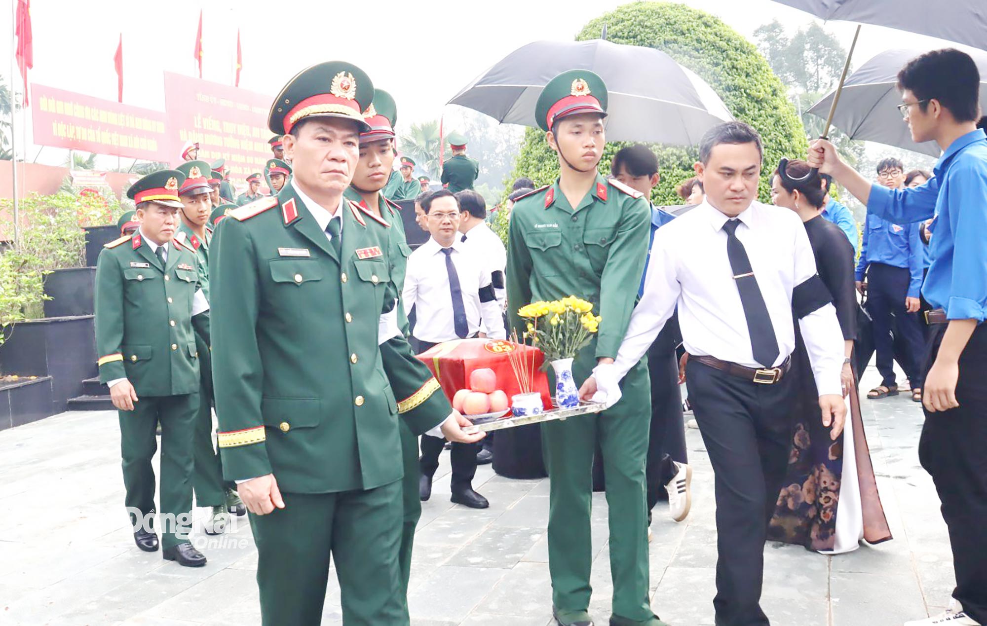 Ủy viên Ban Thường vụ Tỉnh ủy, Phó Chủ tịch UBND tỉnh Đồng Nai Lê Trường Sơn, Trưởng ban Chỉ đạo 515 tỉnh và Thiếu tướng Trần Ngọc Minh, Phó Tư lệnh Quân khu 7 thực hiện nghi thức di quách hài cốt liệt sĩ. Ảnh: Nguyệt Hà
