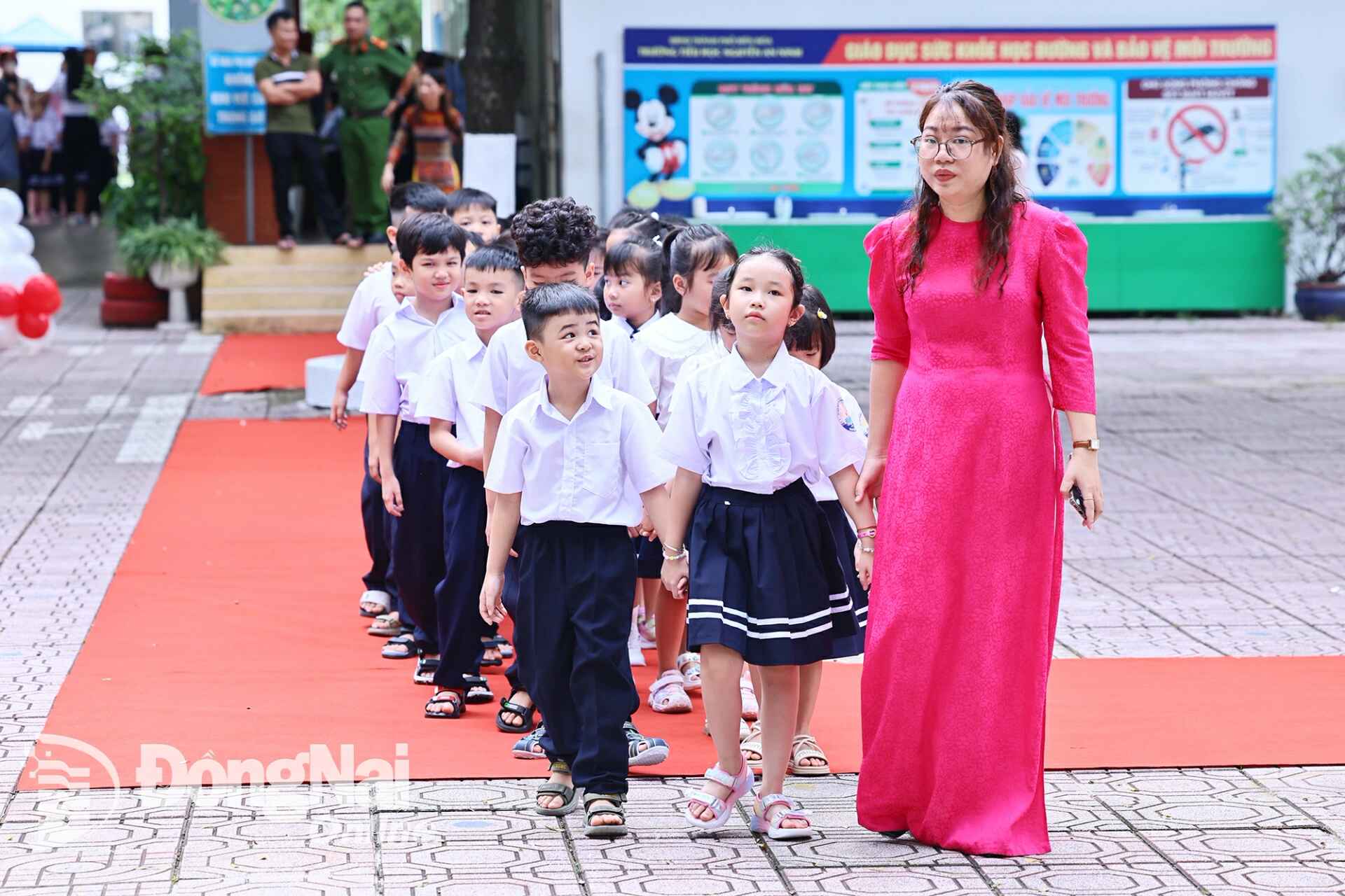 Students of Nguyen An Ninh Primary School were taken on a tour of the school by their teacher on the first day of school