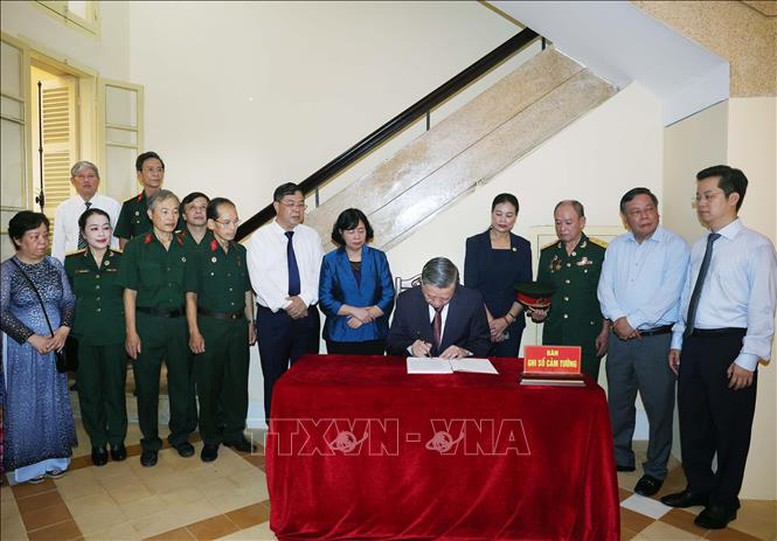 Tổng Bí thư viết Sổ lưu niệm tại Di tích Nhà số 48 Hàng Ngang - Ảnh: TTXVN
