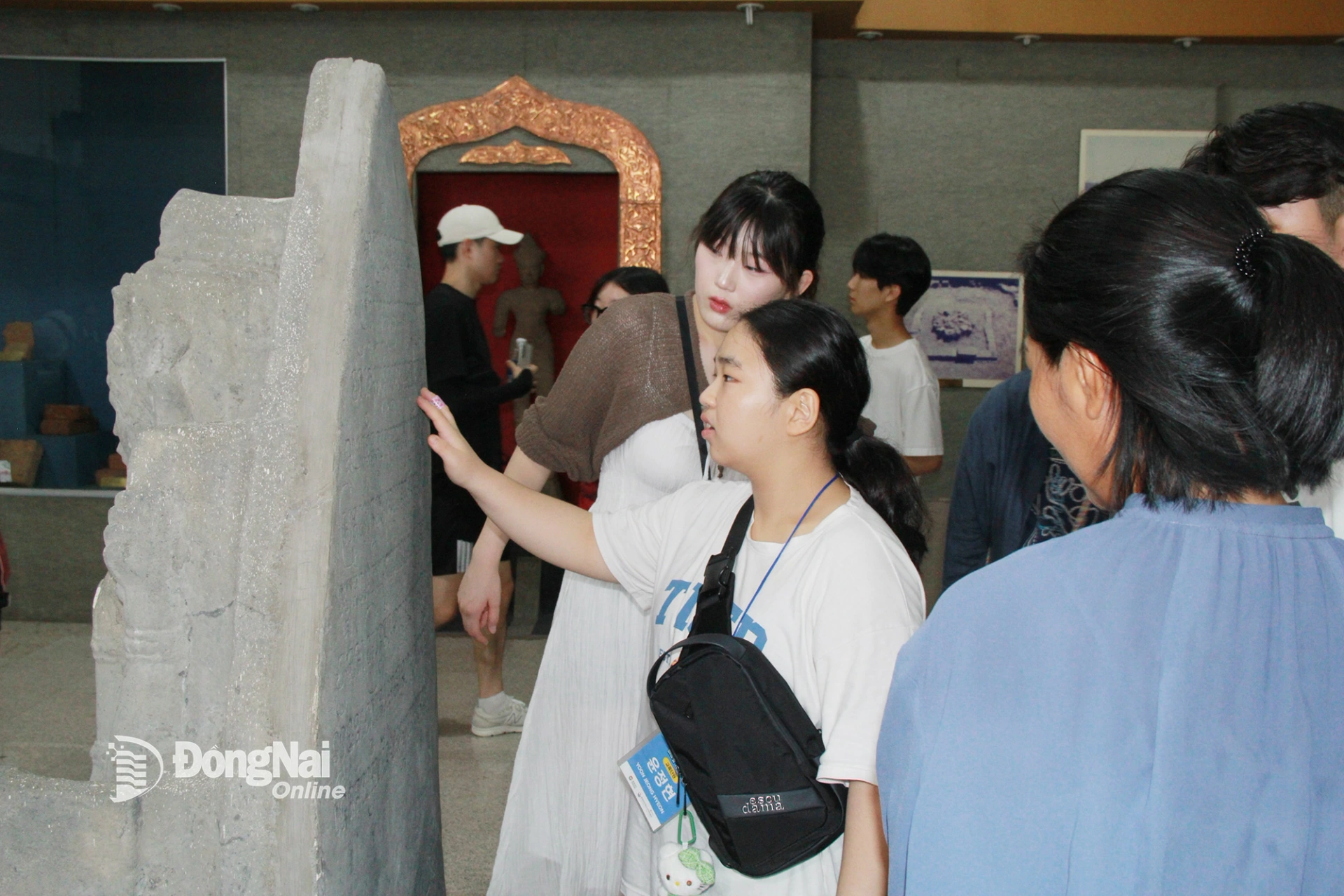 Thanh, thiếu niên tỉnh Gyeongnam ấn tượng với chữ viết cổ được trưng bày tại Bảo tàng Đồng Nai