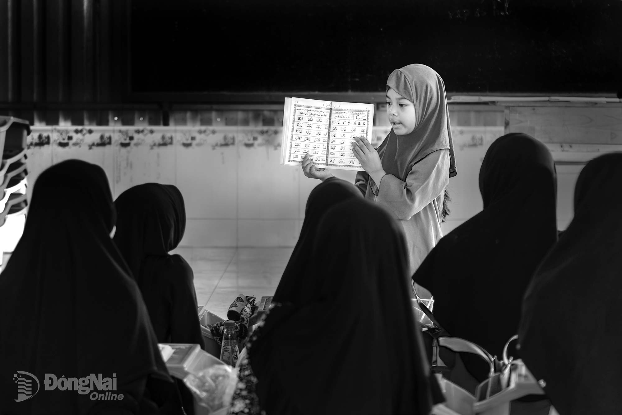 Cô giáo nhỏ. Ảnh: Nguyễn Hữu Dũng