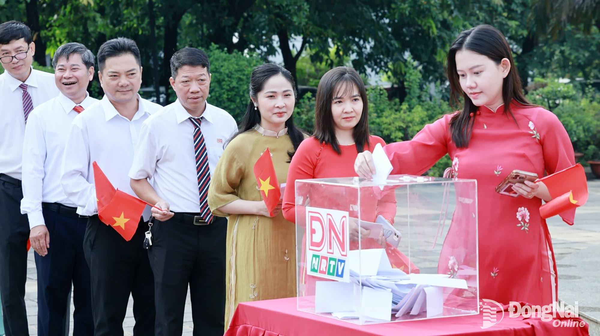 Cán bộ, phóng viên, biên tập viên, người lao động và cộng tác viên chuyên trách  Báo và Phát thanh, Truyền hình Đồng Nai ủng hộ nhân dân Cuba. Ảnh: Công Nghĩa
