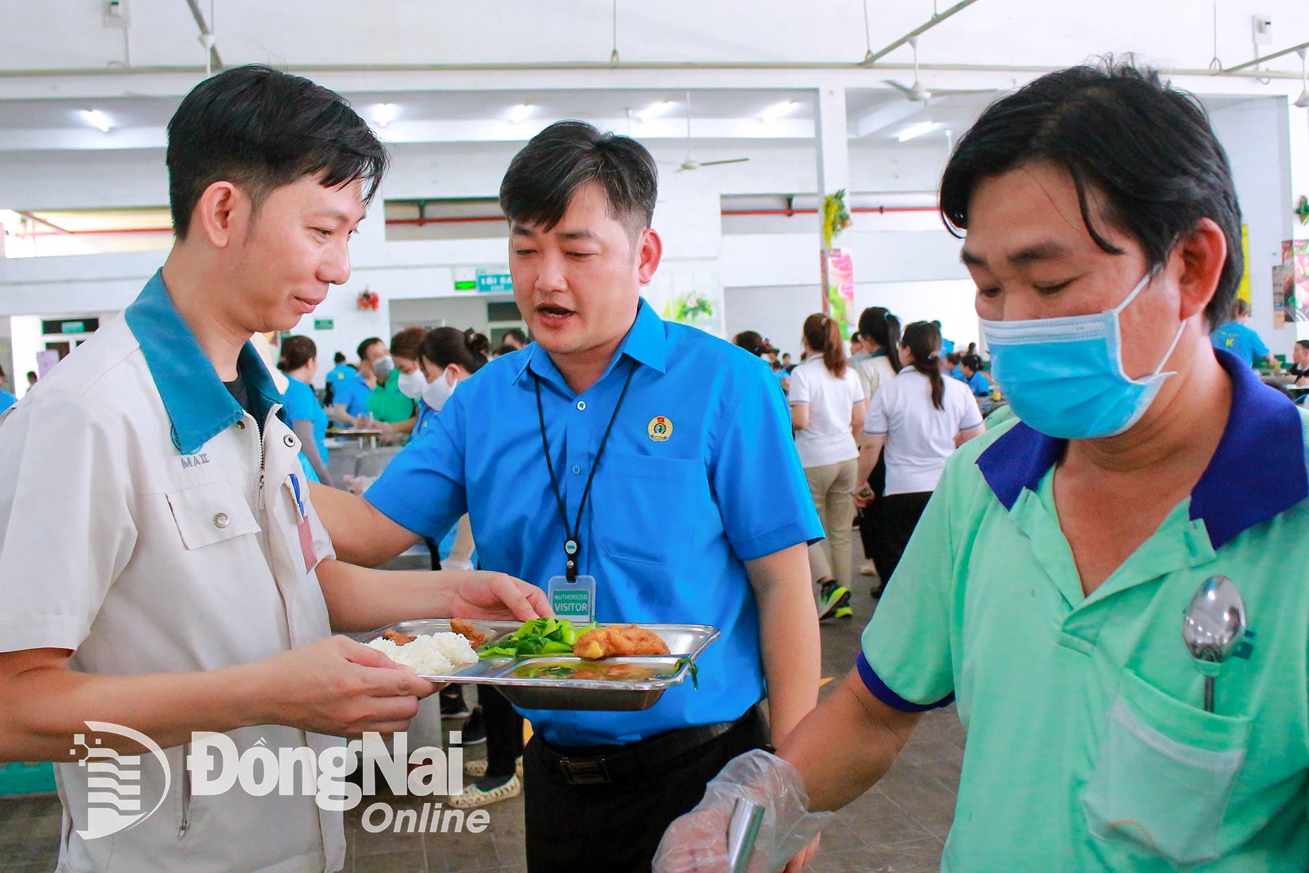 Provincial Party Committee member, Chairman of the Provincial Labor Federation Nguyen Quoc Dung attends the Trade Union Meal with workers of TKG Taekwang Vina Joint Stock Company