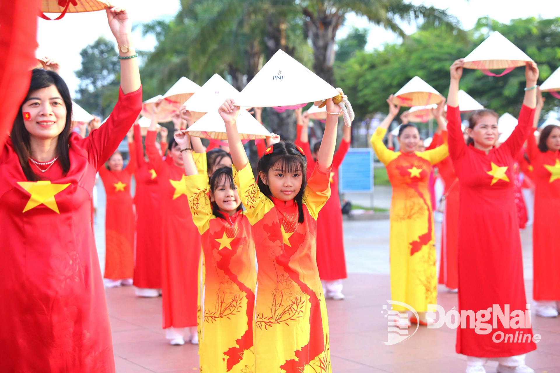 Many children take part in the synchronized artistic formation program. Photo: Huy Anh