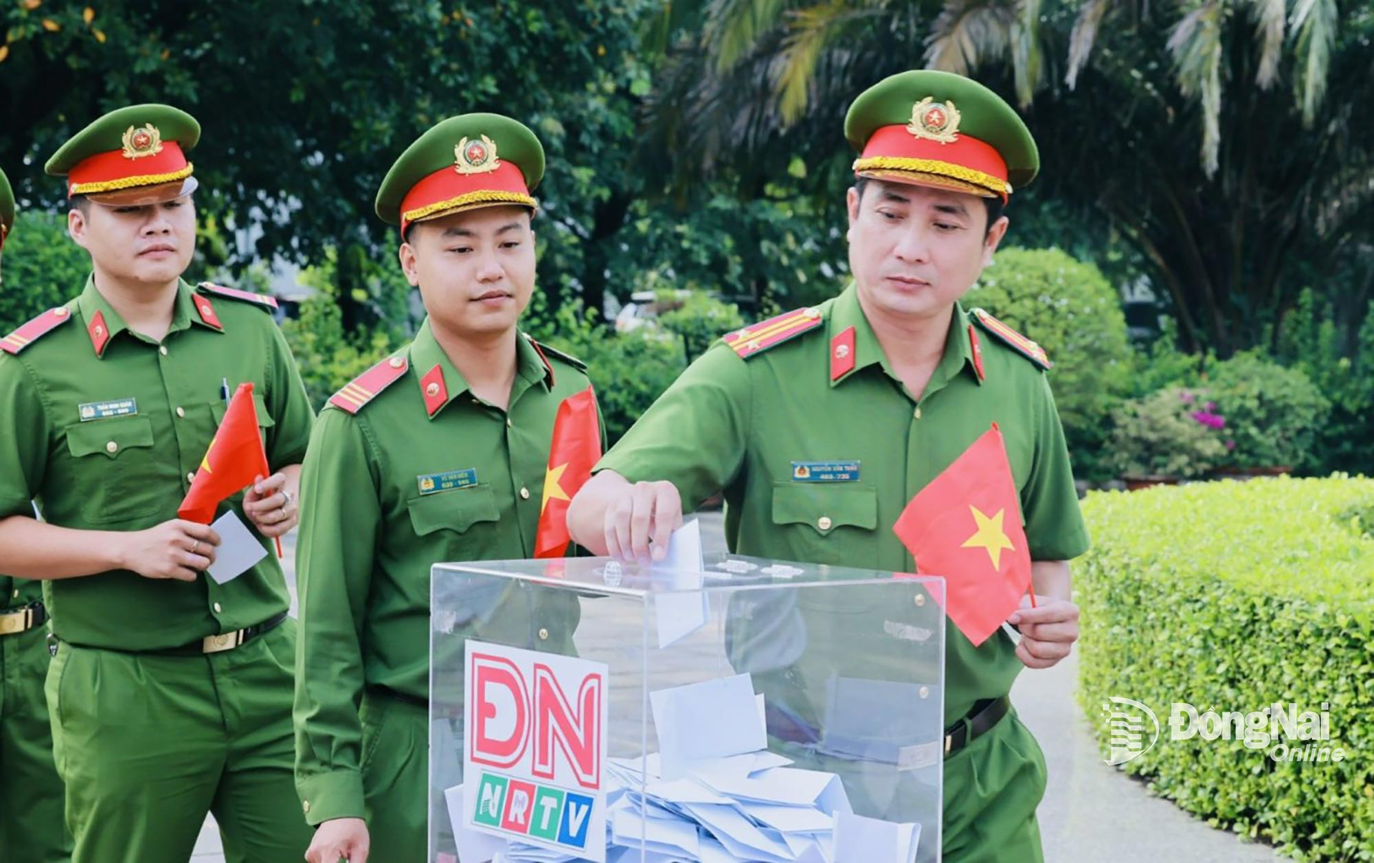 The Target Protection Police Team actively respond to the campaign on supporting Cuban people at Dong Nai Newspaper and Radio, Television. Photo: Cong Nghia

