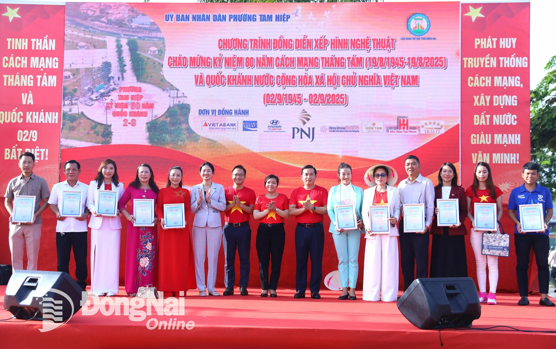 Leaders of Tam Hiep Ward express their gratitude to the sponsors and benefactors who supported the program. Photo: Huy Anh