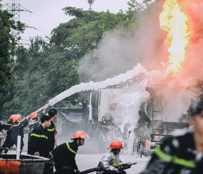 Hình ảnh các chiến sĩ PCCC chiến đấu với giặc lửa