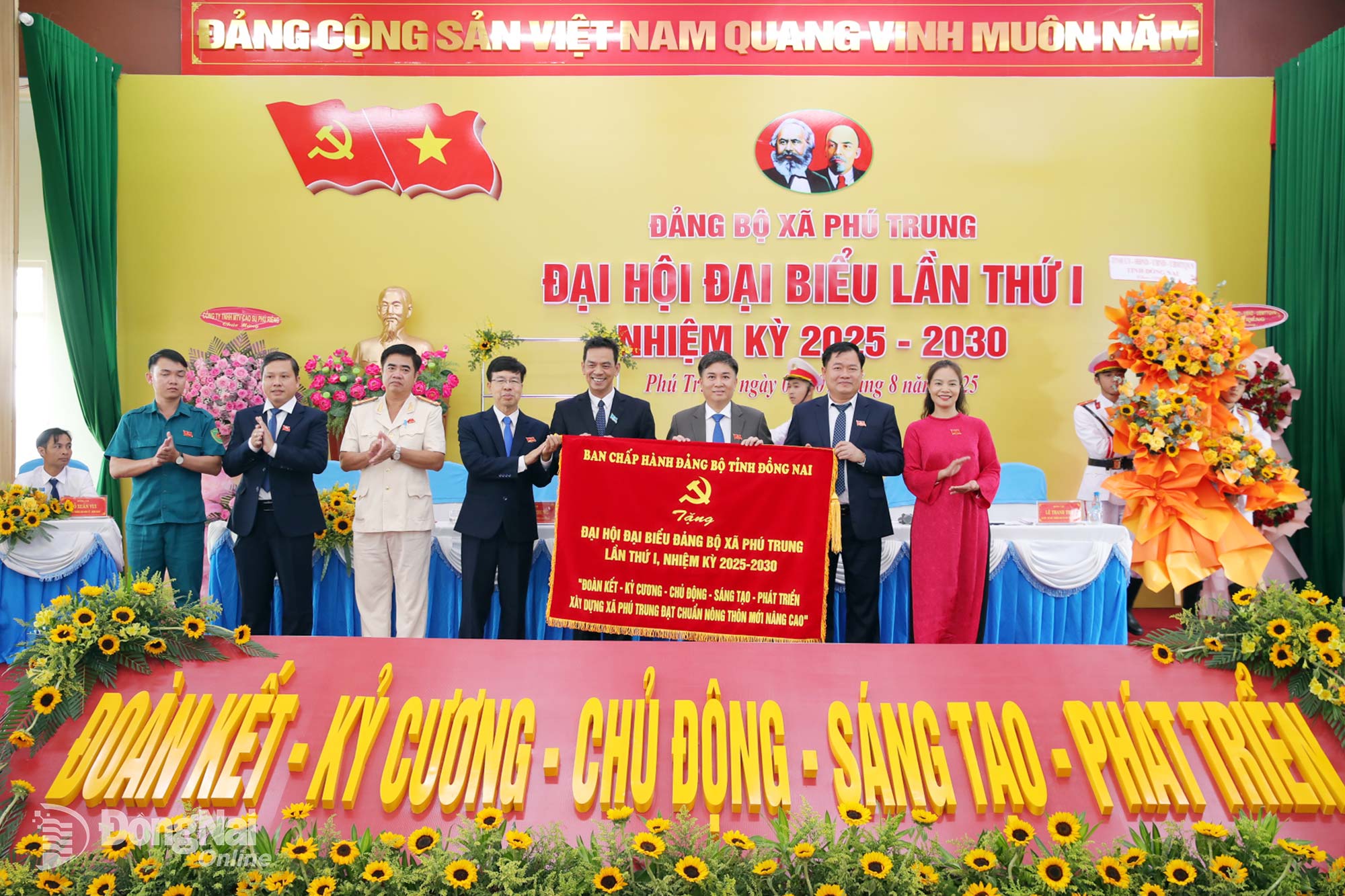 Ủy viên Ban Thường vụ Tỉnh ủy, Chủ nhiệm Ủy ban Kiểm tra Tỉnh ủy Đồng Nai Trần Trung Nhân trao bức trướng của Ban Chấp hành Đảng bộ tỉnh tặng đại hội. Ảnh: Trương Hiện