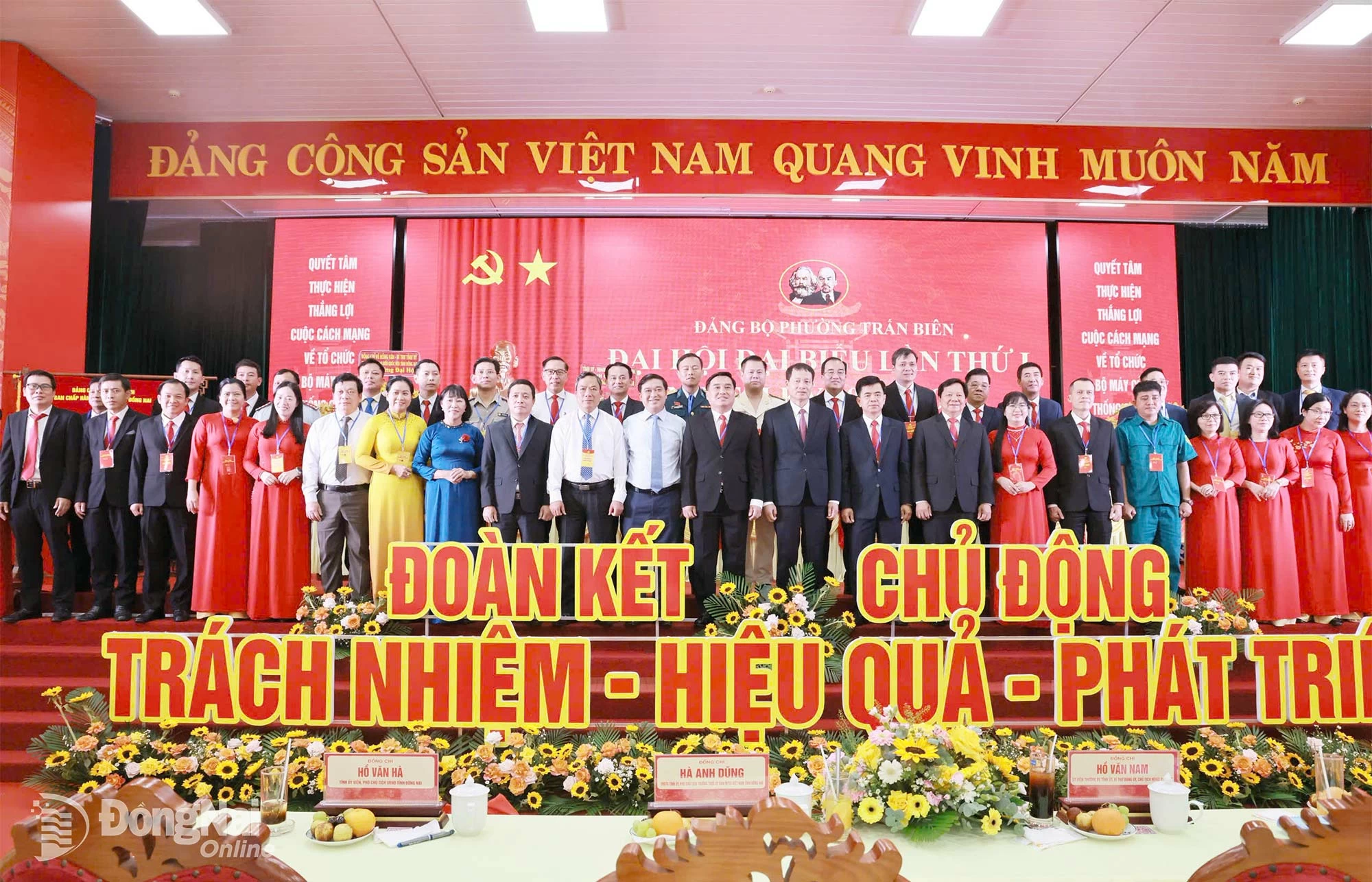 Provincial leaders took souvenir photos with the Executive Committee of the Tran Bien Ward Party Committee for the 2025-2030 term. Photo: Cong Nghia