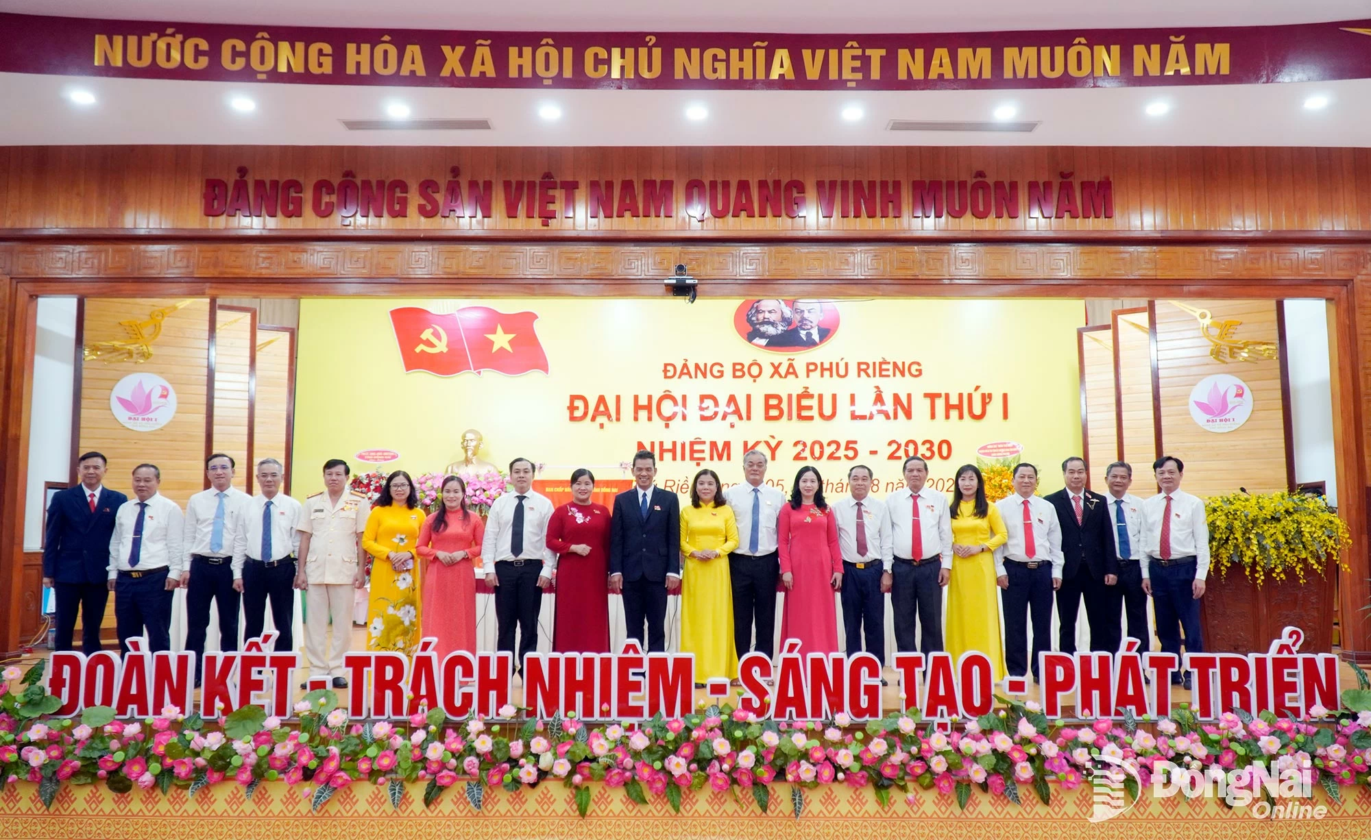 Lãnh đạo, nguyên lãnh đạo tỉnh chụp hình cùng Đoàn Chủ tịch, Ban Chấp hành Đảng bộ xã Phú Riềng và các đại biểu dự đại hội. Ảnh: Văn Đoàn