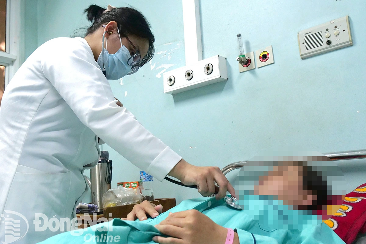 Bác sĩ Khoa Bệnh nhiệt đới, Bệnh viện Đa khoa Đồng Nai, kiểm tra sức khỏe cho bệnh nhân. Ảnh: Hạnh Dung

