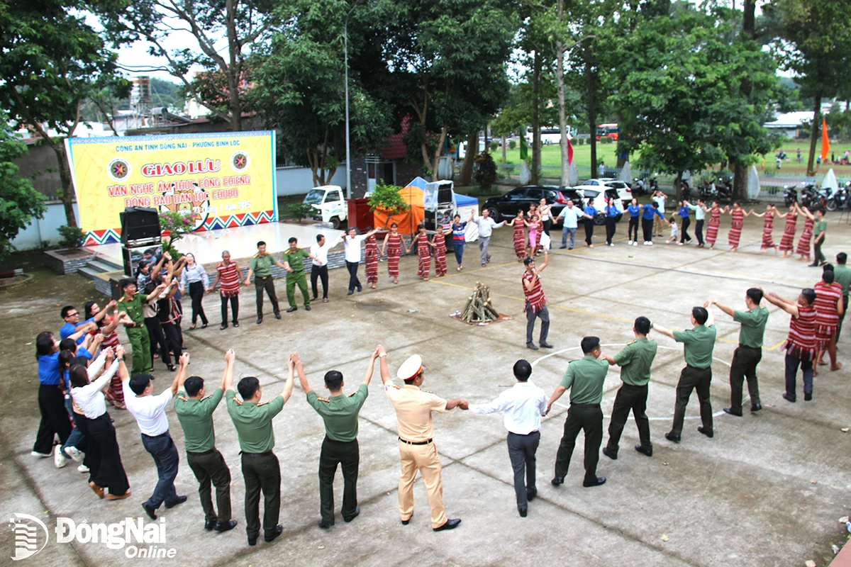 8. Các hoạt động giao lưu văn hóa giữa lực lượng công an và các đoàn thể địa phương với đồng bào Chơro đã tạo sự gắn kết tình quân dân.
