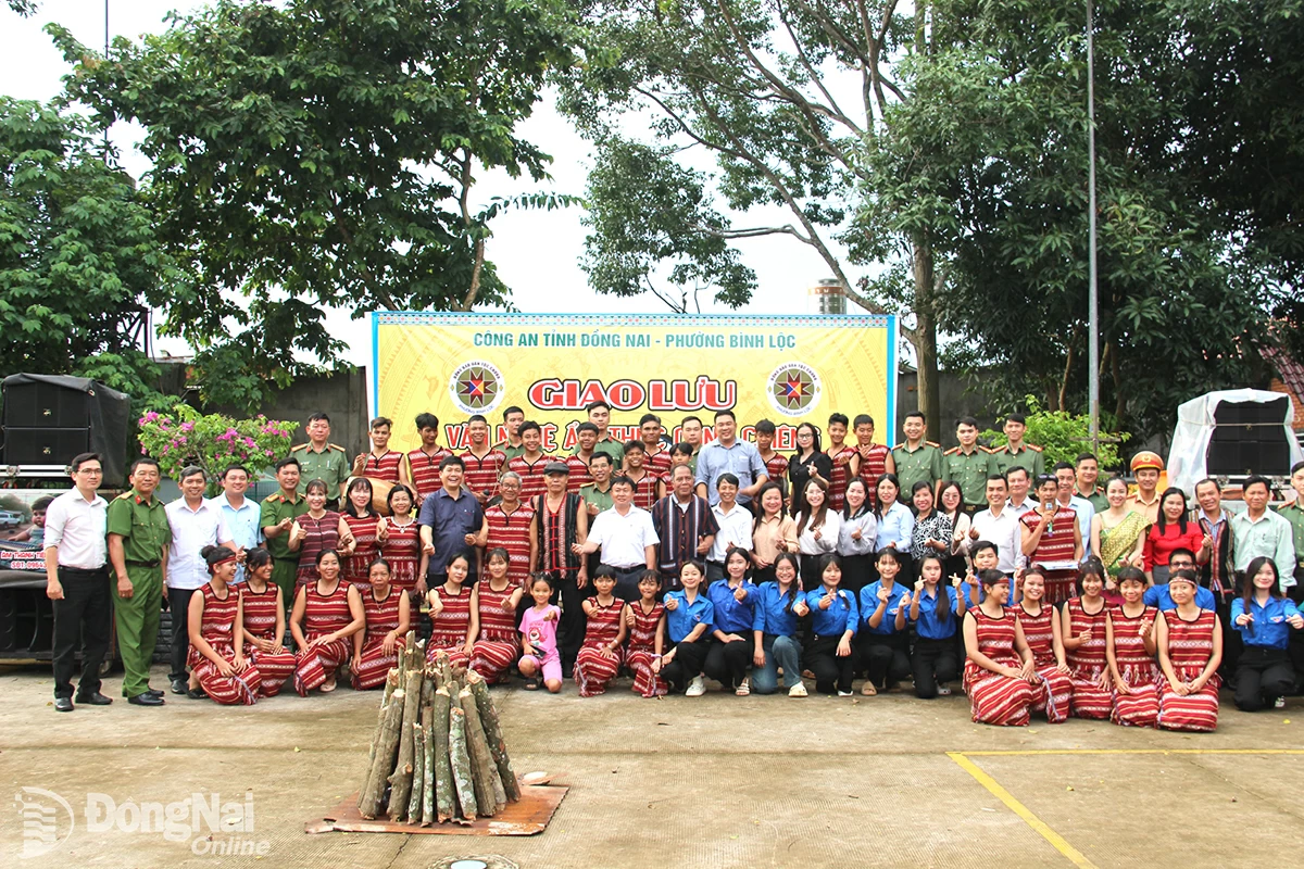 9. Lãnh đạo địa phương và đại diện các sở, ngành, lực lượng công an chụp ảnh lưu niệm với đồng bào Chơro.