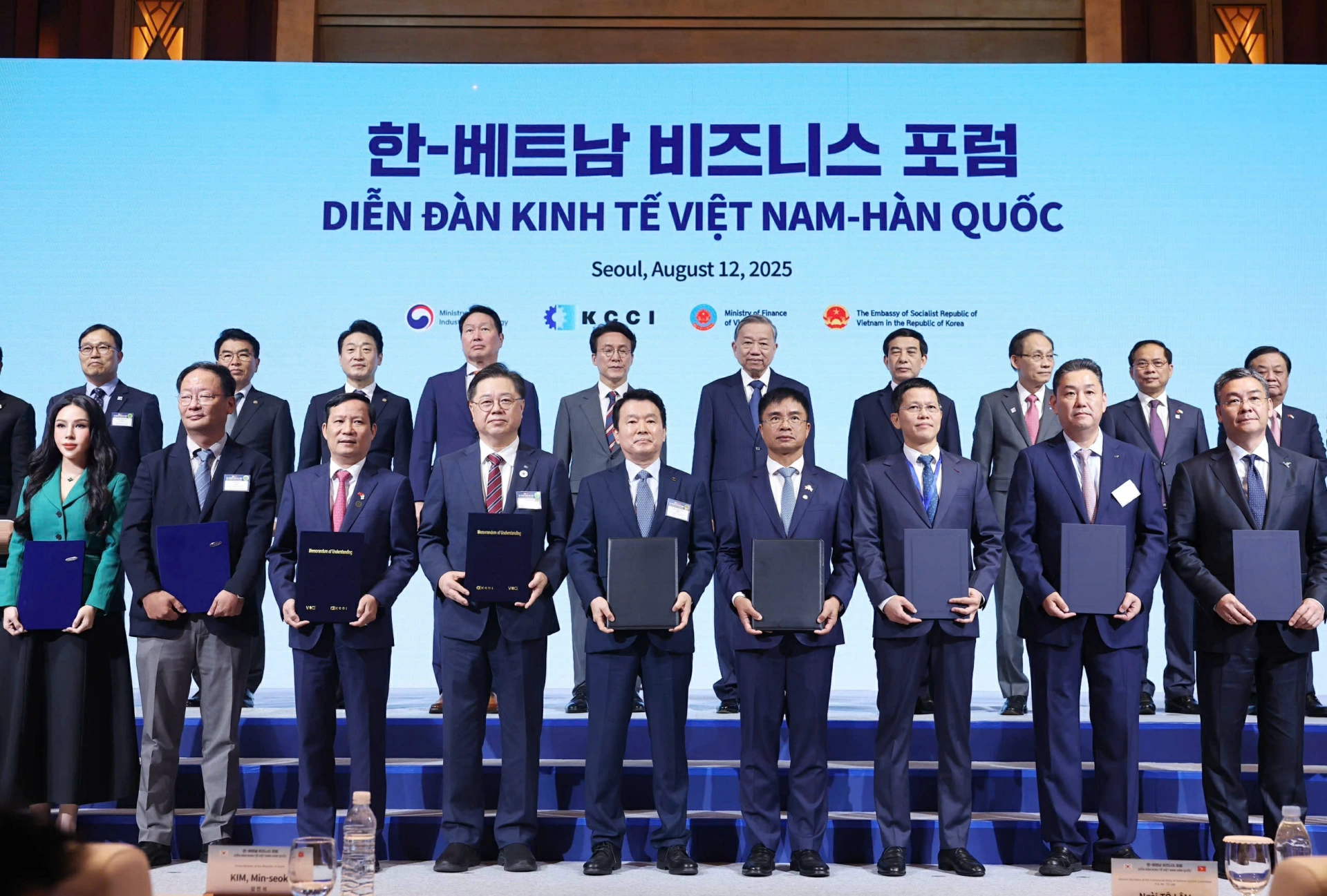 Tổng Bí thư Tô Lâm và Thủ tướng Hàn Quốc Kim Min Seok chứng kiến nhóm các đơn vị, doanh
nghiệp về năng lượng - công nghiệp trao thỏa thuận hợp tác. Ảnh: KN