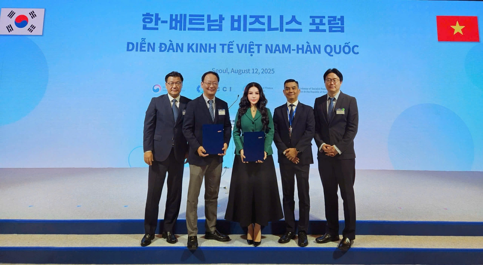 Bà Lê Nữ Thùy Dương – Phó Chủ tịch KN Holdings cùng ông Heo Wook - Phó Chủ tịch
phụ trách đầu tư toàn cầu, Samsung C&T (thứ hai từ trái sang) trao thỏa thuận hợp tác