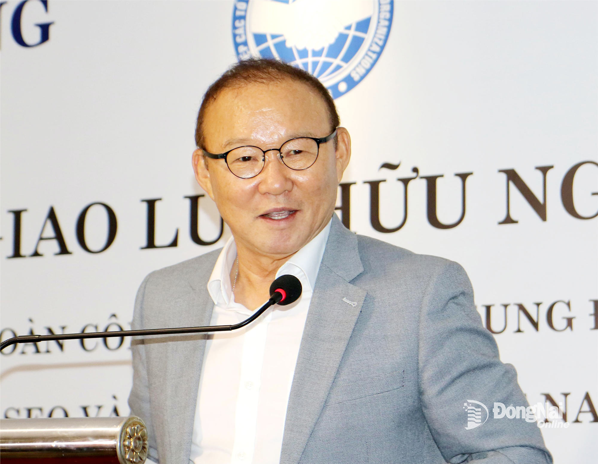 Huấn luyện viên Park Hang Seo phát biểu tại buổi họp mặt. Ảnh: Văn Truyên
