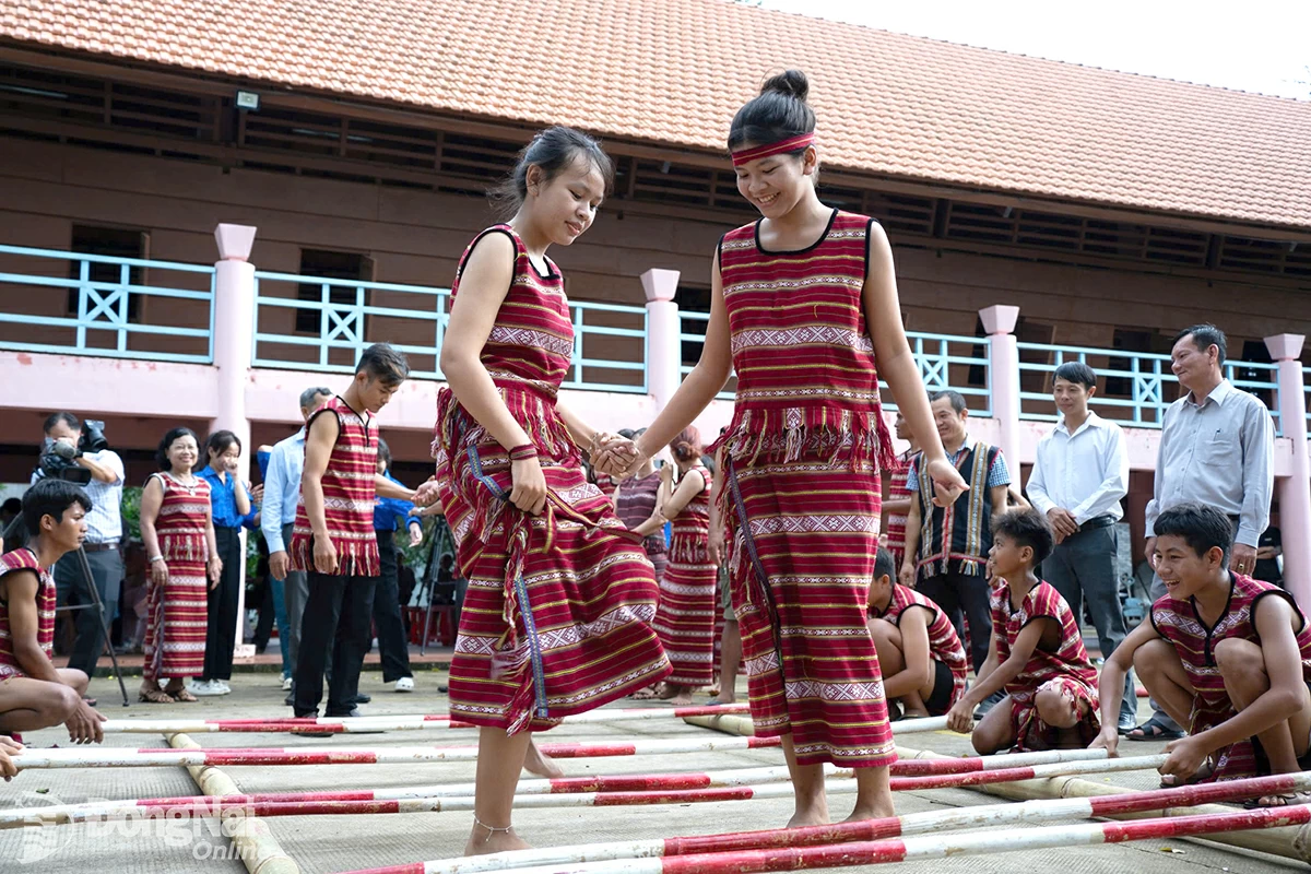 3. Nhiều học sinh đồng bào dân tộc Chơro hào hứng tham gia tiết mục nhảy sạp.