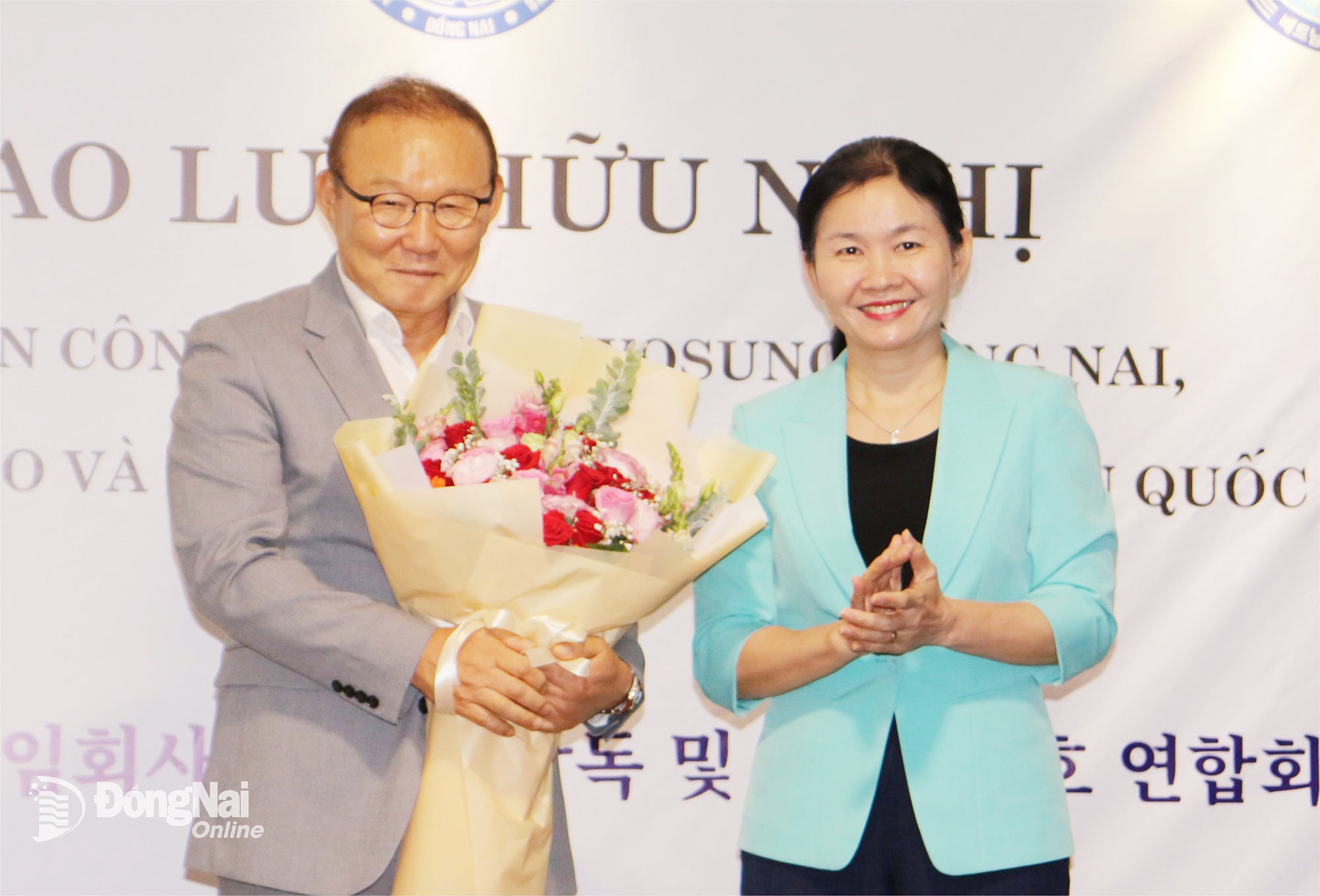 Đồng chí Tôn Ngọc Hạnh, Ủy viên dự khuyết Trung ương Đảng, Phó Bí thư Thường trực Tỉnh ủy, Chủ tịch HĐND tỉnh Đồng Nai tặng hoa chúc mừng huấn luyện viên Park Hang Seo nhân dịp ông đến giao lưu tại tỉnh Đồng Nai. Ảnh: Văn Truyên
