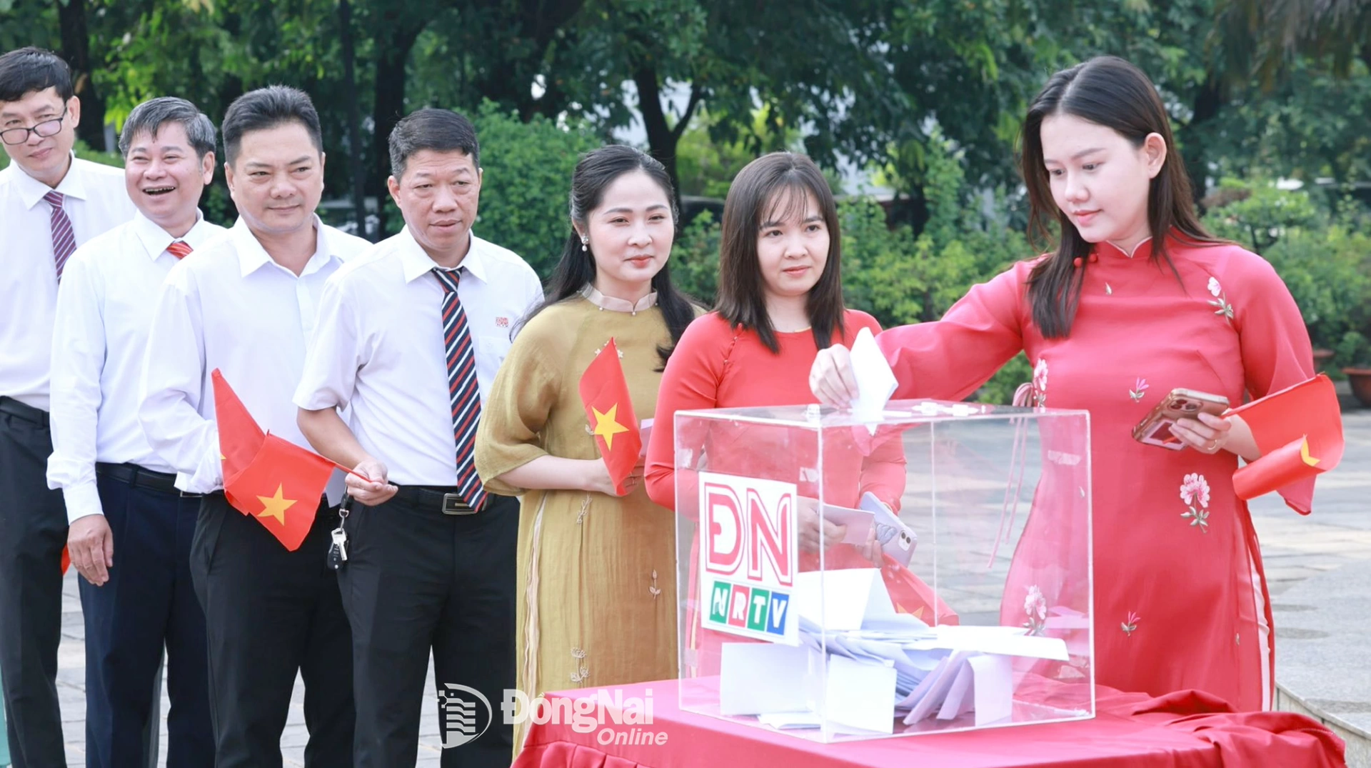 Cán bộ, phóng viên, biên tập viên, người lao động và cộng tác viên chuyên trách Báo và Phát thanh, Truyền hình Đồng Nai ủng hộ nhân dân Cuba. Ảnh: Huy Anh