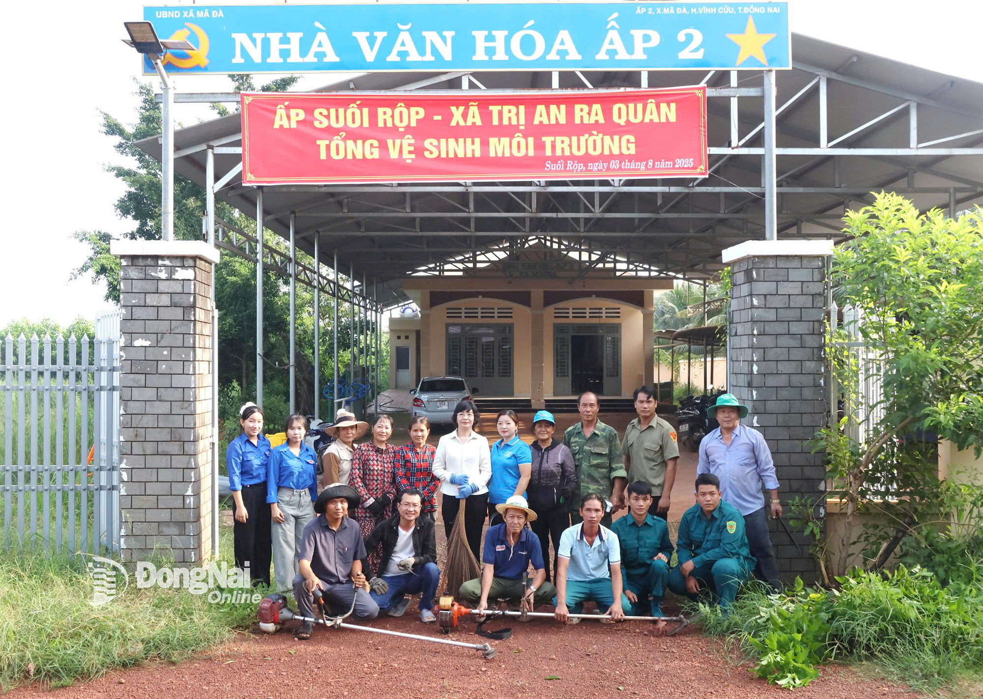 Lãnh đạo xã Trị An cùng người dân tham gia tổng vệ sinh môi trường tại ấp Suối Rộp. Ảnh: Quang Huy